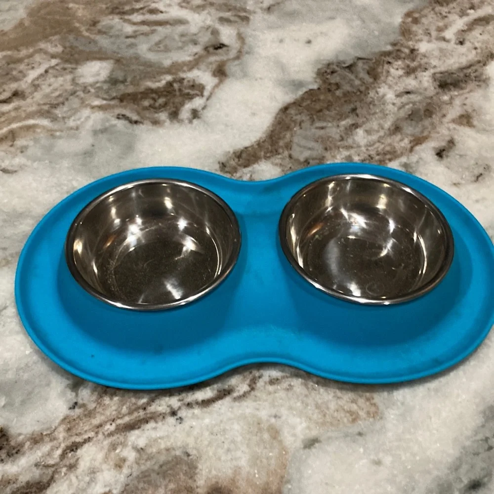 Silicone pet feeder